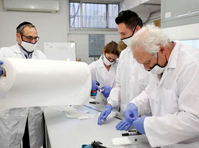 Fabricante de máscaras de Israel vê 99% de sucesso contra coronavírus após teste